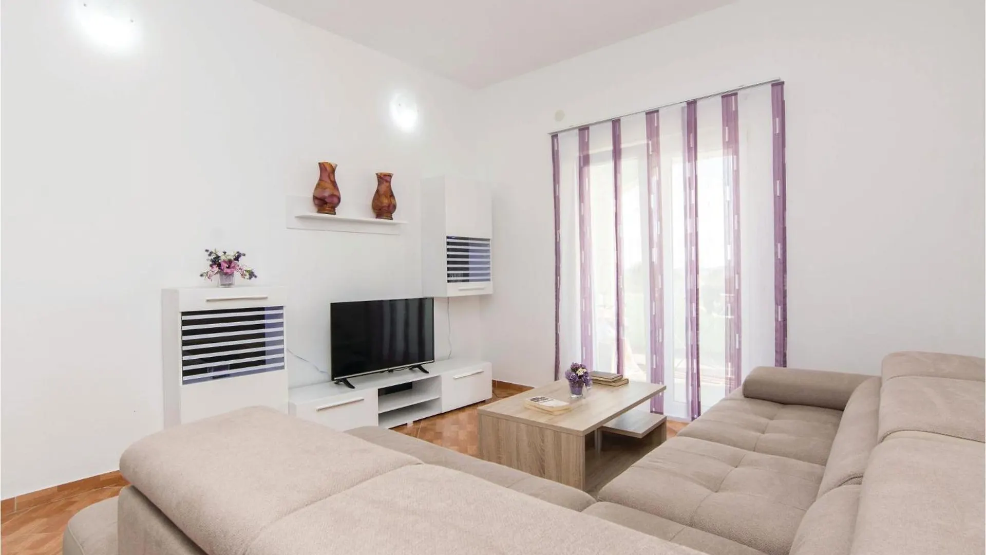 Beautiful Home In Pakostane With Jacuzzi Holiday home