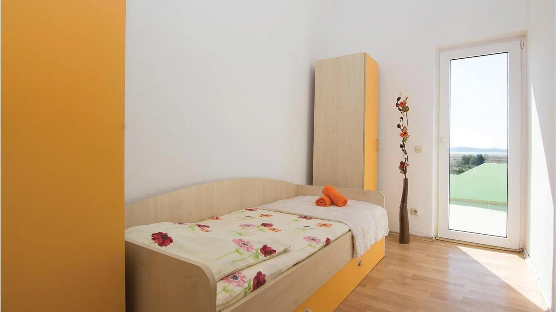 Beautiful Home In Pakostane With Jacuzzi Holiday home